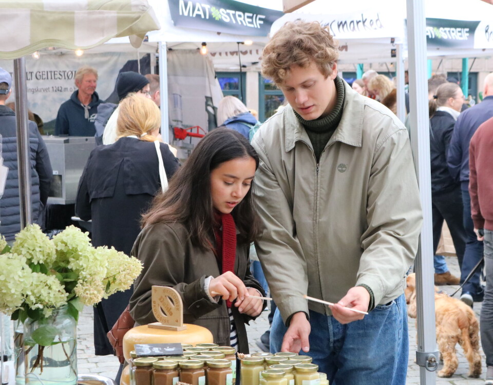 Rundt 60 norske matprodusenter deltok med økologiske varer på Bondens marked i 2024. Disse to lar seg friste til å smake økologisk honning. Rundt 60 norske matprodusenter deltok med økologiske varer på Bondens marked i 2024. Disse to lar seg friste til å smake økologisk honning.