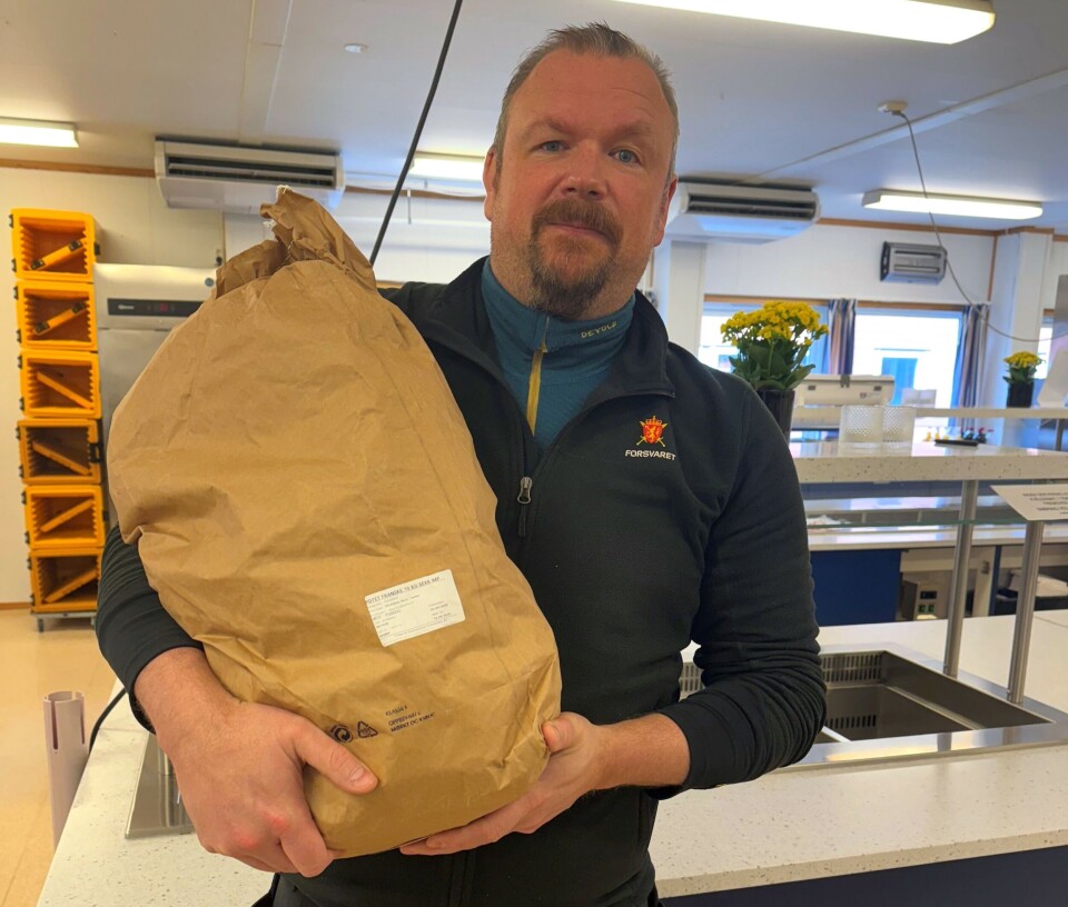 Kjøkkensjef Stig Mandal ved Ørland flystasjon med en stor sekk poteter fra Frankrike, mens opptakingen av lokalt produserte poteter foregår rett utenfor stasjonsgjerdet. Kjøkkensjef Stig Mandal med en stor sekk poteter fra Frankrike, mens opptakingen av lokalt produserte poteter foregår rett utenfor stasjonsgjerdet.