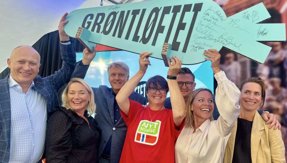 Anne Mette Johnsen (midten) under lanseringen av Grøntløftet. Det er Stiftelsen Norsk Mat og Opplysningskontoret for frukt og grønt som koordinerer prosjektaktørenes kampanjeinnsats. Anne Mette Johnsen (midten) under lanseringen av Grøntløftet. Det er Stiftelsen Norsk Mat og Opplysningskontoret for frukt og grønt som koordinerer prosjektaktørenes kampanjeinnsats.