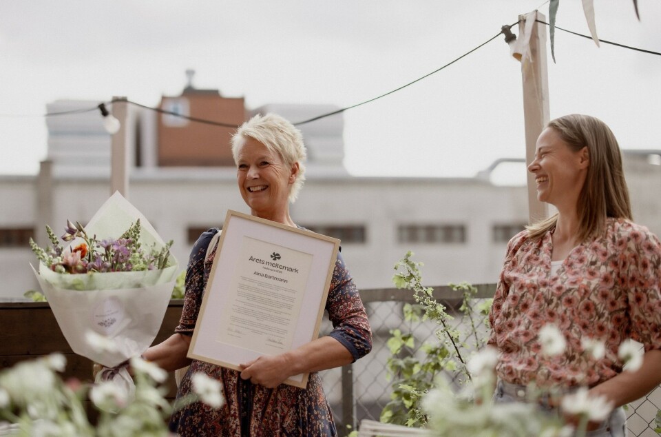 Velfortjent heder for Aina Bartmann som gjennom sitt sterke engasjement har bidratt til økt bevissthet rundt viktigheten av biologisk mangfold og sunne økosystemer. Til høyre Stina Mehus, styreleder i Økologisk Norge. Velfortjent heder for Aina Bartmann som gjennom sitt sterke engasjement har bidratt til økt bevissthet rundt viktigheten av biologisk mangfold og sunne økosystemer. Til høyre Stina Mehus, styreleder i Økologisk Norge.