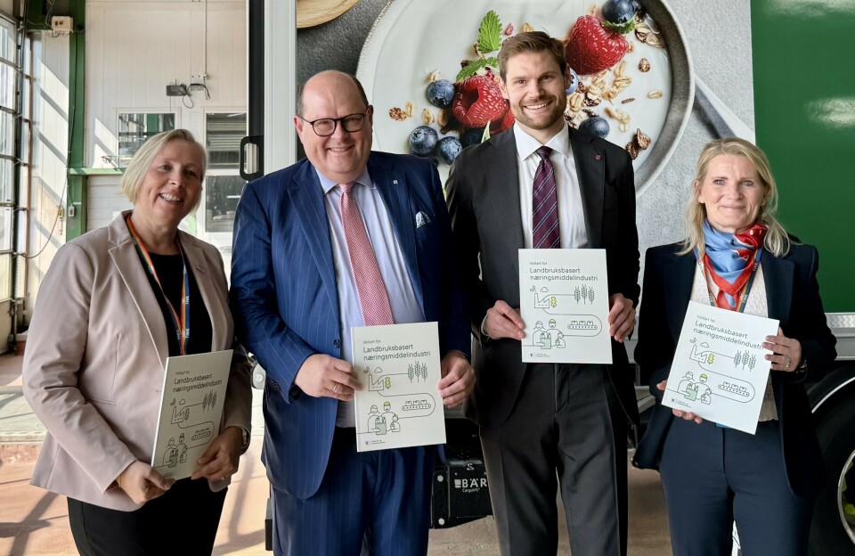 Forbundsleder Anne Berit Aker Hansen i Norsk Nærings- og nytelsesmiddelarbeiderforbund, administrerende direktør Petter Haas Brubakk i NHO Mat og Drikke, landbruks- og matminster Nils Kristen Sandtrøen og konserndirektør Ann-Beth Freuchen i Tine med det nye veikartet for næringen i tankbilhallen hos Tine på Kalbakken i Oslo. Forbundsleder Anne Berit Aker Hansen i Norsk Nærings- og nytelsesmiddelarbeiderforbund, administrerende direktør Petter Haas Brubakk i NHO Mat og Drikke, landbruks- og matminster Nils Kristen Sandtrøen og konserndirektør Ann-Beth Freuchen i Tine med det nye veikartet for næringen i tankbilhallen hos Tine på Kalbakken i Oslo.