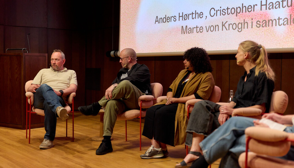 Økogrønt-bonde Anders Hørthe (til venstre) mener at maten må verdsettes mye høyere i det daglige enn det som er tilfellet i dag. Her i samtale med Christopher Haatuft, Marie Sainabou Jeng, Marte von Krogh under matsymposiet i Nasjonalmuseet. Økogrønt-bonde Anders Hørthe (til venstre) mener at maten må verdsettes mye høyere i det daglige enn det som er tilfellet i dag. Her i samtale med Christopher Haatuft, Marie Sainabou Jeng, Marte von Krogh under matsymposiet i Nasjonalmuseet.