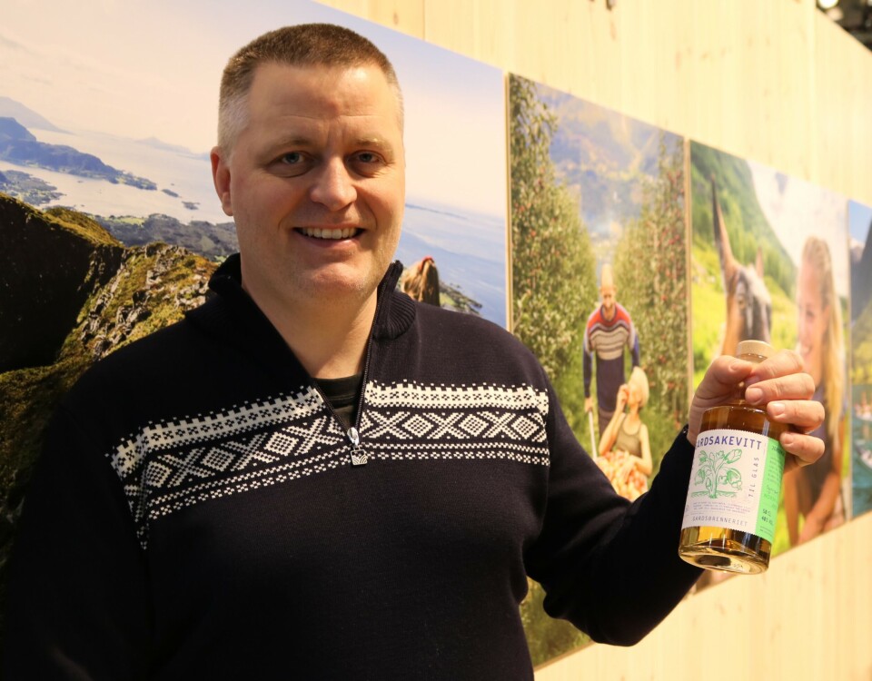 Jann Vestby fra Gardsbrenneriet med en flaske Gardsakevitt. Gardsbrenneriet på Sandane i Nordfjord er et håndverksdestilleri som eies av Synnøve Vik Bergstad og Jann Vestby. Jann Vestby fra Gardsbrenneriet med en flaske Gardsakevitt. Gardsbrenneriet på Sandane i Nordfjord er et håndverksdestilleri som eies av Synnøve Vik Bergstad og Jann Vestby.