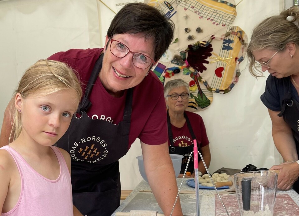 Anne Irene Myhr og Mathilde på stand under Trøndersk matfestival. Det må satses mer på matlaging på skolene, mener bygdekvinnene. Anne Irene Myhr og Mathilde på stand under Trøndersk matfestival i sommer. Det må satses mer på matlaging på skolene, mener bygdekvinnene.