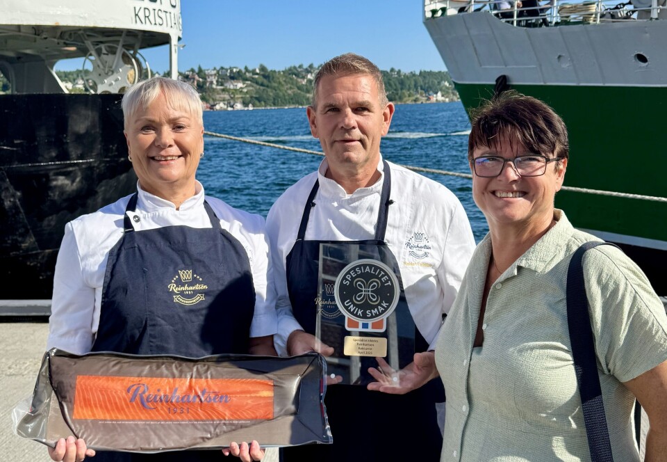Siren H. Fredriksen og Reidar Fredriksen fra Reinhartsen AS etter utdelingen av Spesialitetsmerket til sjømatgrossisten fra Kristiansand. Til høyre Anne Mette Johnsen fra Stiftelsen Norsk Mat. Siren H. Fredriksen og Reidar Fredriksen fra Reinhartsen AS etter utdelingen av Spesialitetsmerket til fiskegrossisten fra Kristiansand. Til høyre Anne Mette Johnsen fra Stiftelsen Norsk Mat.