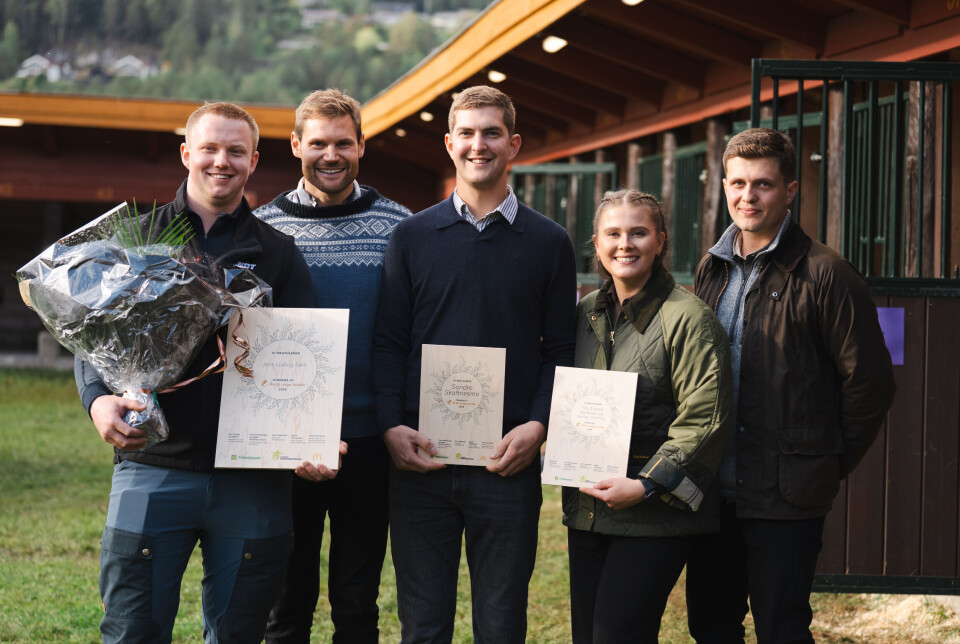 Jens Ludvig Sørli fra Skjeberg er Årets Unge Bonde 2025. Her sammen med landbruks- og matminister Nils Kristen Sandtrøen og finalistene Sondre Skaftnesmo, Tina Sviland Bertelsen og Selmer Wathne (fra venstre). Jens Ludvig Sørli fra Skjeberg er Årets Unge Bonde 2025. Her sammen med landbruks- og matminister Nils Kristen Sandtrøen og finalistene Sondre Skaftnesmo, Tina Sviland Bertelsen og Selmer Wathne (fra venstre).