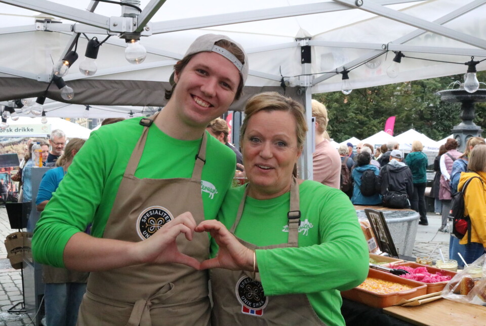 Ikke noe å si på arbeidsmiljøet hos pølsemakeriet Metervare, ser det ut som. Pølsemakerlærling Alfred Raddum og Mona Elisabeth Rustad ønsker nye lærlinger hjertelig velkommen. Ikke noe å si på arbeidsmiljøet hos pølsemakeriet Metervare, ser det ut som. Alfred Raddum (19) og Mona Elisabeth Rustad ønsker nye lærlinger hjertelig velkommen.