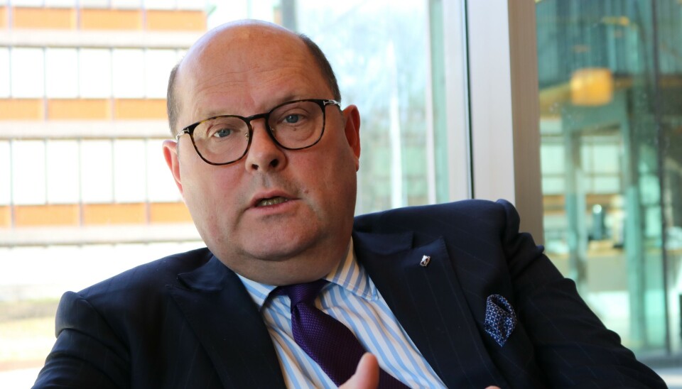 – Du kan be foreldrene dine gå ut av legekontoret når du er 16, men skal ikke få se reklame for sukkerfri saft, spissformulerer Petter Haas Brubakk, administrerende direktør i NHO Mat og Drikke. – Du kan be foreldrene dine gå ut av legekontoret når du er 16, men skal ikke få se reklame for sukkerfri saft, spissformulerer Petter Haas Brubakk, administrerende direktør i NHO Mat og Drikke.