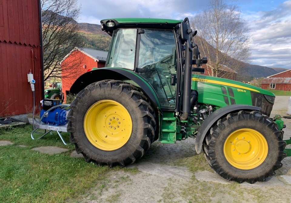 Mange bønder tok i bruk aggregat da strømmen gikk. Her er et nødaggregat, drevet av en traktor, hos en gård som var strømløs en hel helg da ekstremværet rammet. Mange bønder tok i bruk aggregat da strømmen gikk sist helg. Her er et nødaggregat, drevet på traktor, hos en gård som var strømløs en hel helg da ekstremværet rammet.