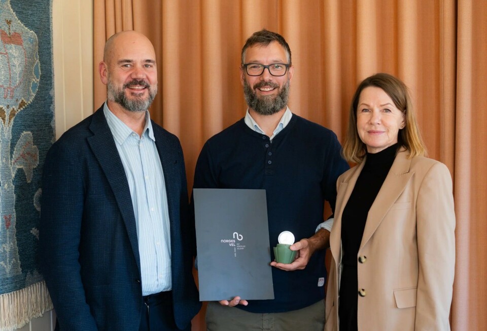 Det var André Skoog Bondevik som tok imot Gründerprisen 2025 på vegne av Agdir AS. Her flankert av Øyvind Ørbeck Sørheim, administrerende direktør i Norges Vel og Hilde Tveiten Døvre, juryleder og utviklingssjef i Norges Vel. Det var André Skoog Bondevik som tok imot Gründerprisen 2025 på vegne av Agdir AS. Her flankert av Øyvind Ørbeck Sørheim, administrerende direktør i Norges Vel og Hilde Tveiten Døvre, juryleder og utviklingssjef i Norges Vel.
