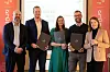 Finalistene til Gründerprisen 2025: Martin Molenaar (Avisomo), Silje Stenstad Nilsen (Biologisk), André Skoog Bondevik (Agdir), sammen med juryleder Hilde Tveiten Døvre (helt til høyre) og Øyvind Ørbeck Sørheim fra Norges Vel (helt til venstre).