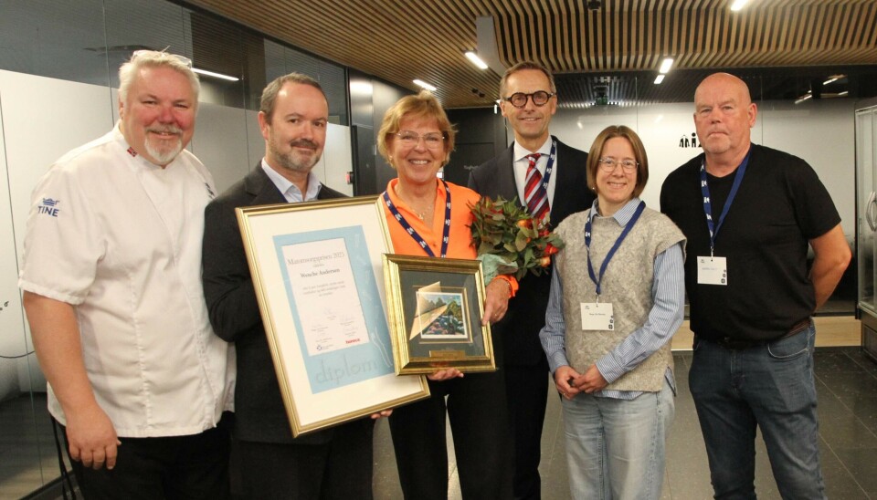 En stolt prisvinner omkranset av juryens medlemmer. Fra venstre Pål Jetmundsen, Arnt Steffensen, Wenche Andersen, Ivar Villa, Hege Lile Stavnås og Morten Holt. Wenche Andersen, omkranset av juryens medlemmer.