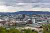 Utsikt over Oslo med bygninger, veier og fjord sett fra Ekeberg.