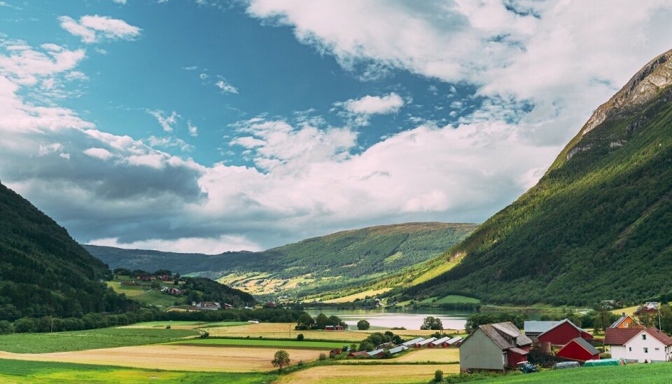 Det blir stadig mindre populært å bo på en landbrukseiendom, viser tall fra SSB. Bildet er fra Byrkjelo i Sogn og Fjordane.