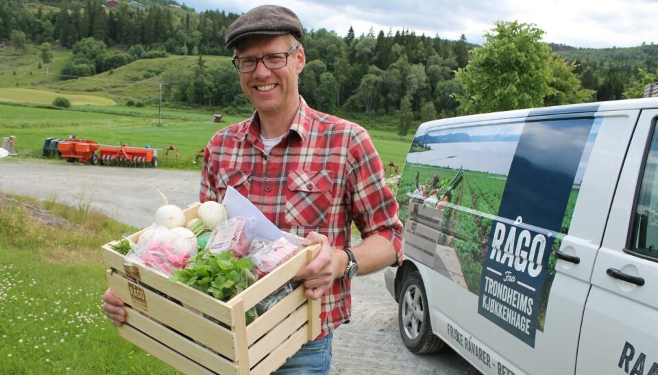 Gustav Myraune flyttet hjem til familiegården på Frosta og matkassen Rågo. Grønnsaker, kjøtt, spekemat, brød – til og med sjåførene – er kortreist med lokal tilknytning. Forslaget til ny anskaffelseslov vil åpne nye muligheter for aktører som Myraune.