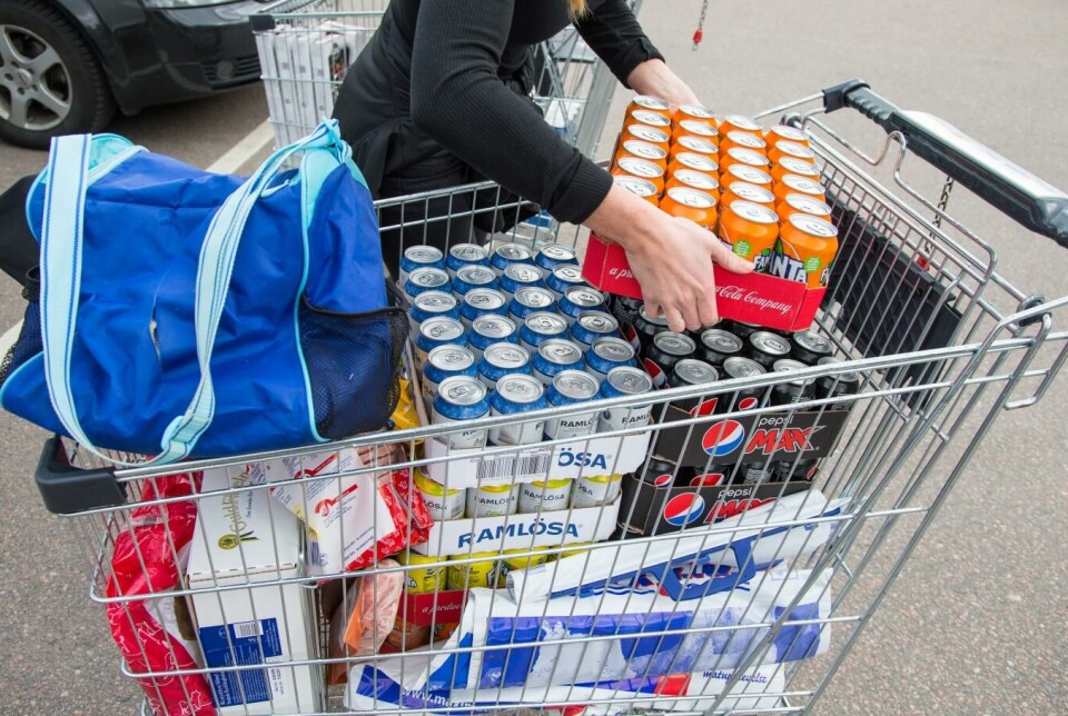 Til tross for styrket svensk krone strømmer nordmenn over grensen for å handle.