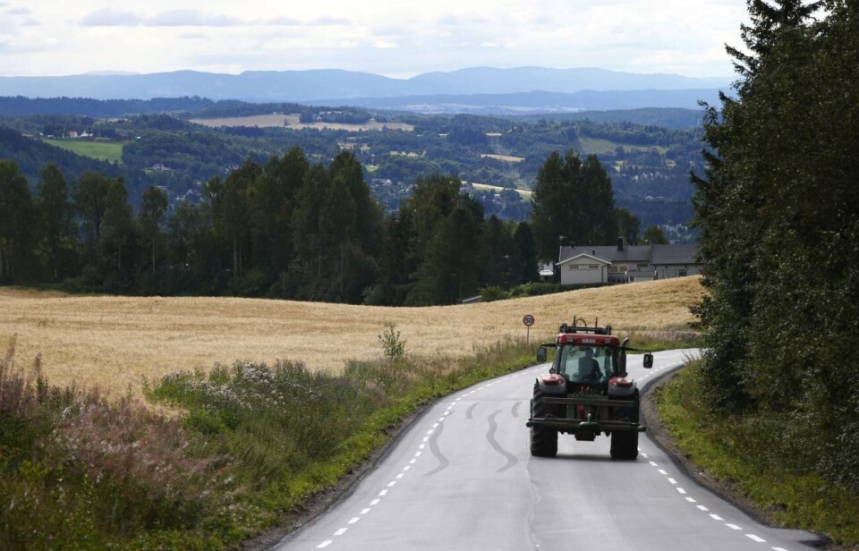 Arbeidstilsynet liker den positive utviklingen: langt flere bønder tenker på sin egen sikkerhet i dag når de kjører traktor enn for bare seks år siden. Ikke bare i trafikken, som her på illustrasjonsbildet. Langt flere bønder tenker sikkerhet og setebelte når de kjører traktor, melder Arbeidstilsynet. Ikke bare i trafikken.