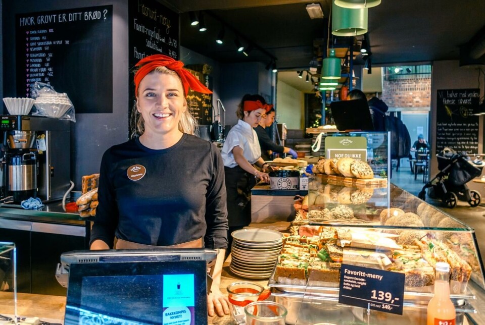 Få håndverksbakerier har den nødvendige Debio-godkjenningen for å kunne produsere og selge økologiske bakervarer. Det gjelder imidlertid IKKE Godt Brød som har slik sertifisering. Her daglig leder Magdalena Sixten ved Godt Brød på Grünerløkka i Oslo. Arkivfoto: Maren Synnevåg MSL Økologiske bakervarer er populære i cafeer og bakerier. Her en smilende daglig leder Magdalena Sixten ved Godt Brød på Grünerløkka i Oslo.