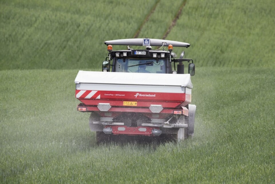 En eventuell klimaavgift på kunstgjødsel vil føre til dyrere mat, frykter Norges Bondelag.
