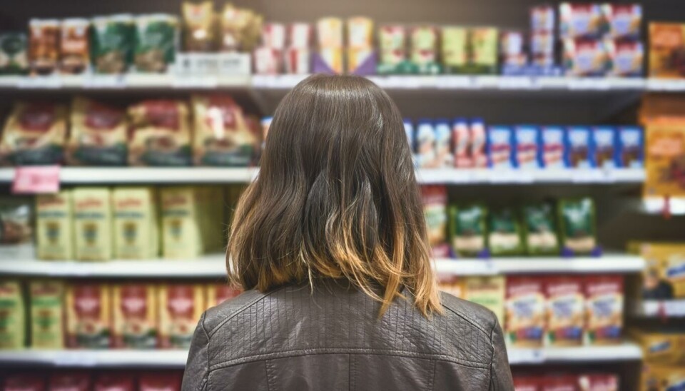 Dagligvarebutikkene økte salget i juli – til tross for at prisveksten på mat og alkoholfrie drikkevarer økte betydelig økning samme måned, påpeker Statistisk sentralbyrå. Bildet viser en kunde som studerer prislappene i en matbutikk. Illustrasjonsfoto: Forbrukerrådet