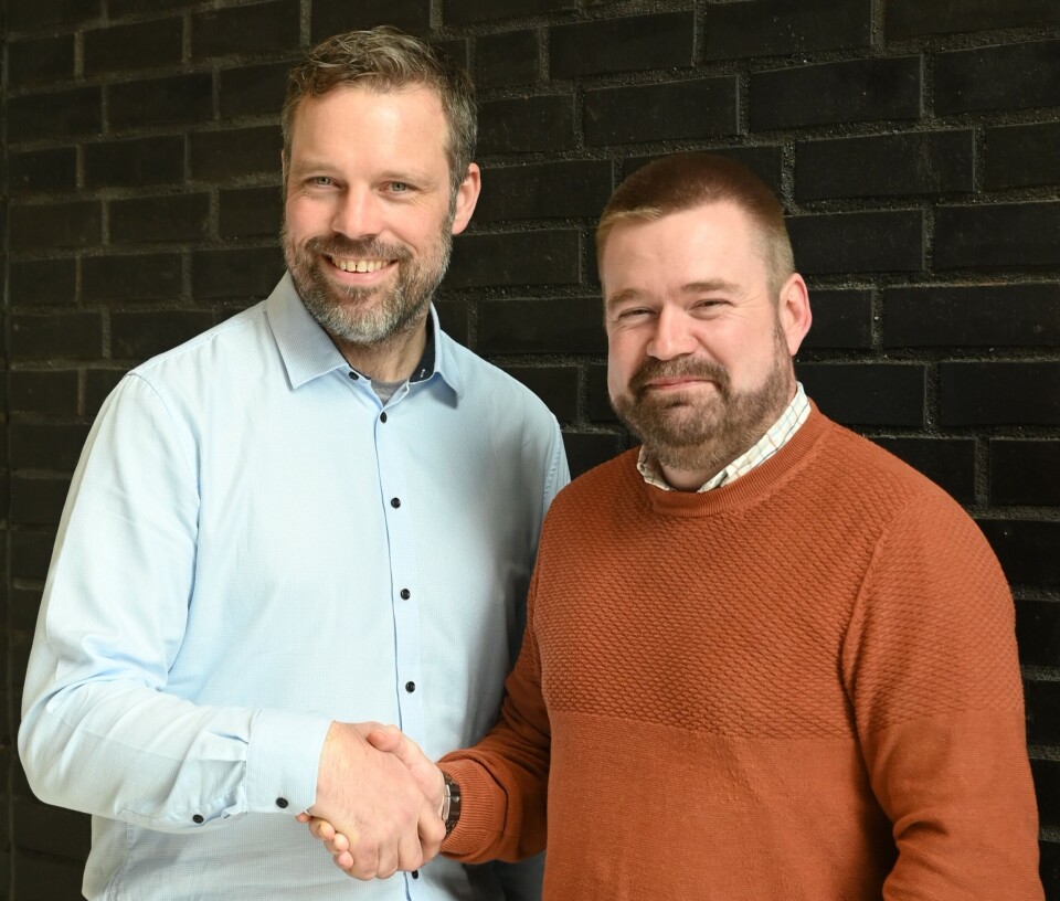 Thor Håkon Føreland (t.v.) gir seg i Norges Birøkterlag og ønsker John-Anders Strande lykke til som styreleder. Thor Håkon Føreland (t.v.) takket for seg og ønsker John-Olav Strande lykke til som styreleder i Norges Birøkterlag.